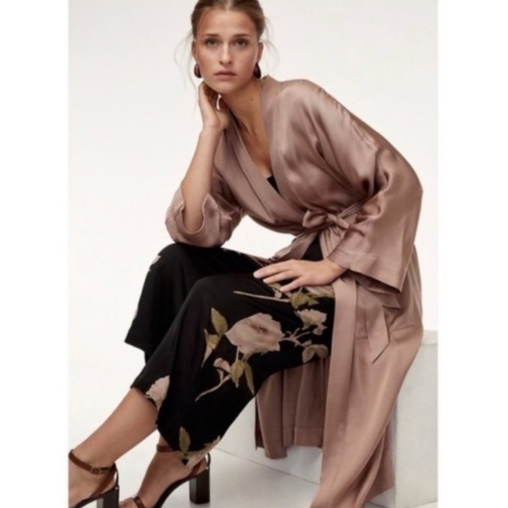 Aritzia Wilfred Faun Cropped Wide Leg Pant in Black/Mauve Rose Print